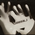 Laszlo Moholy-Nagy - Light Play: - Άτιτλο φωτόγραμμα (χέρια), 1925-1926. Εκθεσιακή εκτύπωση με την ευγενική παραχώρηση του Estate of László Moholy-Nagy Bauhaus στο λιμάνι