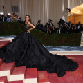Η Kendall Jenner στο κόκκινο χαλί του MET Gala 2022. 