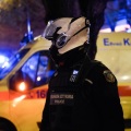 Αστυνομικός της ΔΙ.ΑΣ μπροστά από ασθενοφόρο του ΕΚΑΒ