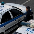Περιπολικά της ΕΛ.ΑΣ. και ανάμεσά τους αστυνομικός