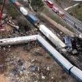 Στιγμιότυπο από τα Τέμπη μετά τη σύγκρουση των τρένων 