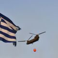 Ελικόπτερο επιχειρεί σε φωτιά