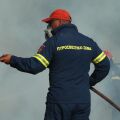 Πυροσβέστης επιχειρεί σε φωτιά