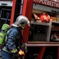 Πυροσβέστης επιχειρεί σε φωτιά