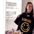 Η Δόμνα Μιχαηλίδου με μπλούζα Nirvana