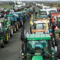Οι αγρότες παραμένουν στα μπλόκα