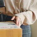 Η ΕΕ θεσπίζει δασμό 3€ σε μικρά δέματα κάτω των 150€ από το 2026, για να περιορίσει αθέμιτο ανταγωνισμό, απάτη και κινδύνους για τους καταναλωτές.