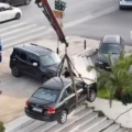 Viral έγινε το αυτοκίνητο που σήκωσαν με ιμάντες για παράνομο παρκάρισμα