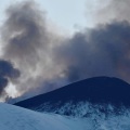Εντυπωσιακές εικόνες: Η χιονισμένη Αίτνα «ξύπνησε» ξανά εκτοξεύοντας τέφρα και καπνό