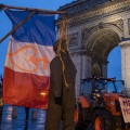 Τρακτέρ στην Αψίδα του Θριάμβου – Γάλλοι αγρότες διαμαρτύρονται στο Παρίσι για τη συμφωνία ΕΕ-Mercosur