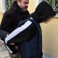 O κατηγορούμενος για τη δολοφονία του 17χρονου στις Σέρρες, στη προσαγωγή του στο δικαστήριο