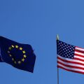 Σημαίες της Ευρωπαϊκής Ένωσης και των ΗΠΑ