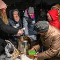 Μέλη της κοινότητας Sant’Egidio διανέμουν ζεστά γεύματα σε ηλικιωμένους και άπορους σε κατοικημένη περιοχή του Κιέβου στην Ουκρανία