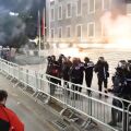 Επεισόδια στα Τίρανα. Βόμβες μολότοφ και συγκρούσεις έξω από τη Βουλή