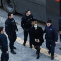 Η Ρούλα Πισπιρίγκου κατά τη μεταφορά της στο δικαστήριο