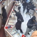 Βίντεο με τουλάχιστον 20 ληστές να σπάνε κοσμηματοπωλείο