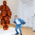 O Jeff Koons με το έργο του Balloon Venus Lespugue(Orange)στο Μουσείο Κυκλαδικής Τέχνης