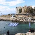 Η γαλανόλευκη σημαία στη θάλασσα του Πειραιά