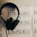 Το comeback που δεν περίμενε κανείς: Ξανά μόδα τα ενσύρματα ακουστικά