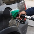 Υπάλληλος σε βενζινάδικο βάζει βενζίνη σε όχημα