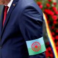 Άνδρας με τη σημαία των Ρομά ως περιβραχιόνιο, αποτίει φόρο τιμής στη τελετή μνήμης του Ολοκαυτώματος των Ρομά, στη Ρουμανία