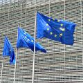 Σημαίες της ΕΕ έξω από το κτήριο της Κομισιόν, στις Βρυξέλλες