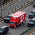 Φορτηγό της KitKat εμφανίστηκε με VIP συνοδεία μετά την κλοπή 12 τόνων σοκολάτας