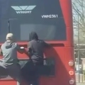 Επικίνδυνο «bus surfing» στο Λονδίνο για να γλιτώσουν εισιτήριο 2 ευρώ