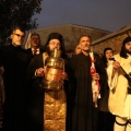 Το Άγιο Φως έφτασε στο Μετόχι του Παναγίου Τάφου, στην Πλάκα - Θα μεταλαμπαδευτεί σε 18 προορισμούς