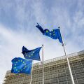 Σημαίες της ΕΕ έξω από το κτήριο της Κομισιόν, στις Βρυξέλλες
