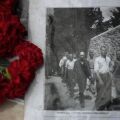 Με φωτογραφίες των 200 εκτελεσθέντων και κόκκινα λουλούδια τίμησαν την Πρωτομαγιά στο Σκοπευτήριο της Καισαριανής