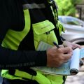 Τροχονόμος βεβαιώνει τροχαία παράβαση