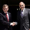O Γερμανός υπουργός εξωτερικών Γιόχαν Βάντεφουλ με τον Γιώργο Γεραπετρίτη στην είσοδο του Υπουργείου Εξωτερικών