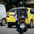 Ποινική δίωξη στον ντελιβερά για επιθέσεις με πέτρες σε Κηφισιά και Νέα Ερυθραία