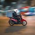 Διανομέας πετούσε πέτρες και τραυμάτιζε περαστικούς - Συνελήφθη από τις Αρχές