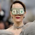 Τι ήθελε να πει η Σάρα Πόλσον στο Met Gala; - Η εμφάνιση με μάσκα «χαρτονόμισμα» που προκάλεσε συζητήσεις