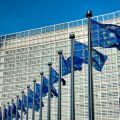 Σημαίες της ΕΕ έξω από το κτήριο της Κομισιόν, στις Βρυξέλλες