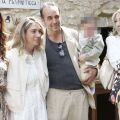 Το ζεύγος Μουζουράκη- Κόζαρη στη βάπτιση του γιού τους, μαζί με τη νονά Έλενα Παπαρίζου