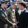 Ο Εμανουέλ Μακρόν σφίγγει το χέρι Ουκρανού αξιωματικού, στην πρόσφατη τελετή για τα 81 χρόνια από τη λήξη του Β Παγκοσμίου πολέμου στο Παρίσι