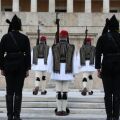 Ρίγη συγκίνησης στο Σύνταγμα - Αλλαγή φρουράς με Εύζωνες να φορούν την παραδοσιακή ποντιακή φορεσιά