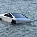 Tesla Cybertruck βούλιαξε σε λίμνη: Οδηγός δοκίμασε το «Wade Mode» και συνελήφθη