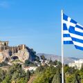 Η ελληνική σημαία μπροστά από την Ακρόπολη