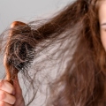 Period Hair: Μήπως αυτός είναι ο λόγος που τα μαλλιά μας δεν στρώνουν στην περίοδο;