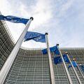 Σημαίες της ΕΕ έξω από το κτήριο της Κομισιόν, στις Βρυξέλλες