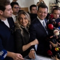 Τουρκία: «Ο λαός ζητά αλλαγή» δηλώνει η σύζυγος του Εκρέμ Ιμάμογλου ασκώντας 