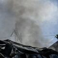 Καλύτερη εικόνα παρουσιάζει η φωτιά που ξέσπασε σε κατάστημα με ανταλλακτικά αυτοκινήτων στο Μενίδι