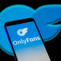 Fansly εναντίον OnlyFans: Η κόντρα που μπορεί να αλλάξει το μέλλον του online πορνό
