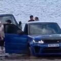 Βρετανία: Βούλιαξε πανάκριβο τζιπ προσπαθώντας να σώσει βαν από την παλίρροια