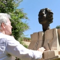 Ηράκλειο: Ξανά στη θέση της η προτομή του Νίκου Ξυλούρη, μετά το βανδαλισμό της