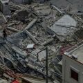 Πετράλωνα: «Και η Πίζα γέρνει, αλλά δεν πέφτει» - Η εξοργιστική κουβέντα και η μηχανικός που πόρτα-πόρτα ζητούσε εκκένωση